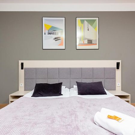 Wolska Residence Apartments With Parking By Noclegi Renters Warschau Exterior foto